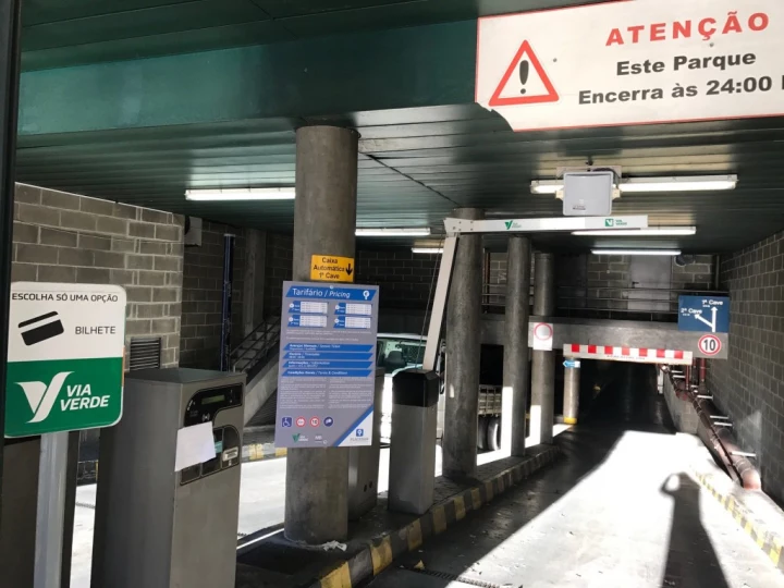 Parking cubierto con seguridad. Reserva online con Parkapp