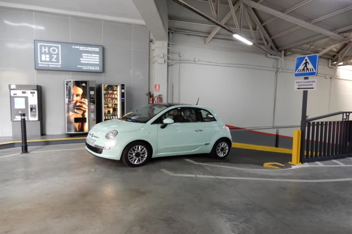 Parking con punto de carga en la Castellana